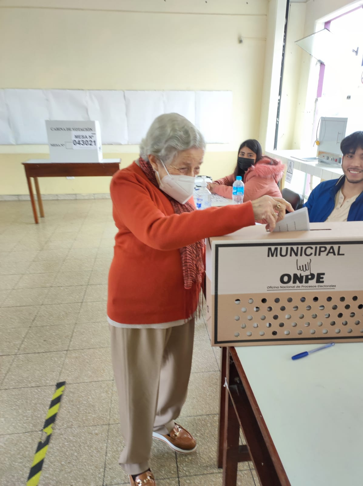 Elecciones municipales Twitter foto viral peruana de casi 100 años