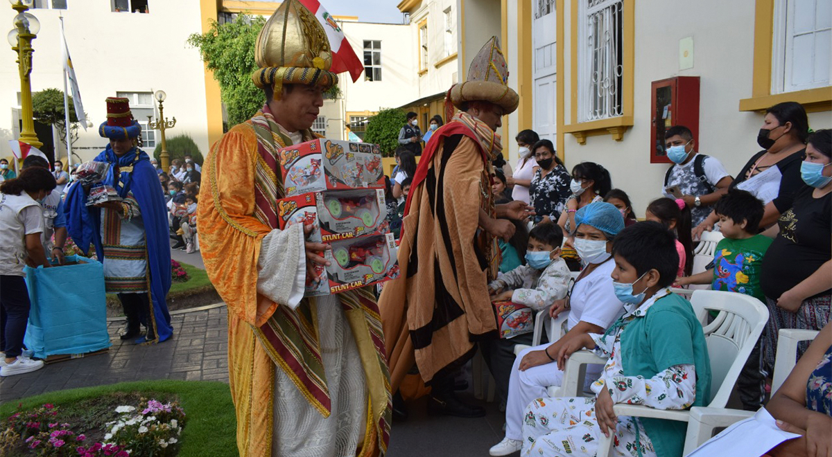 Reyes Magos llevaron alegría y regalos a pacientes del INSN de Breña