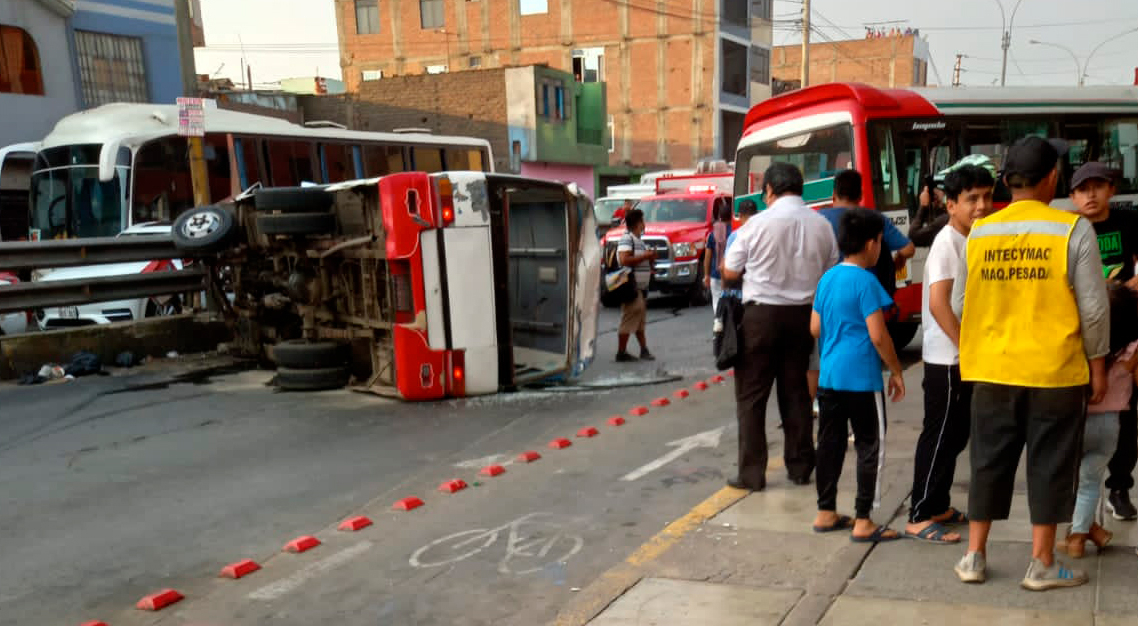 Cercado De Lima Pasajeros Quedan Heridos Tras Correteo Y Choque De Dos