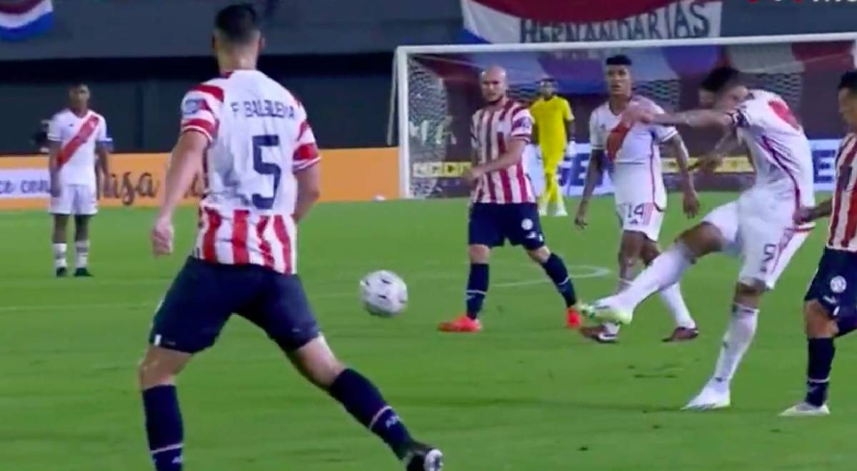 Perú vs Paraguay Paolo Guerrero saca potente remate y choca en el