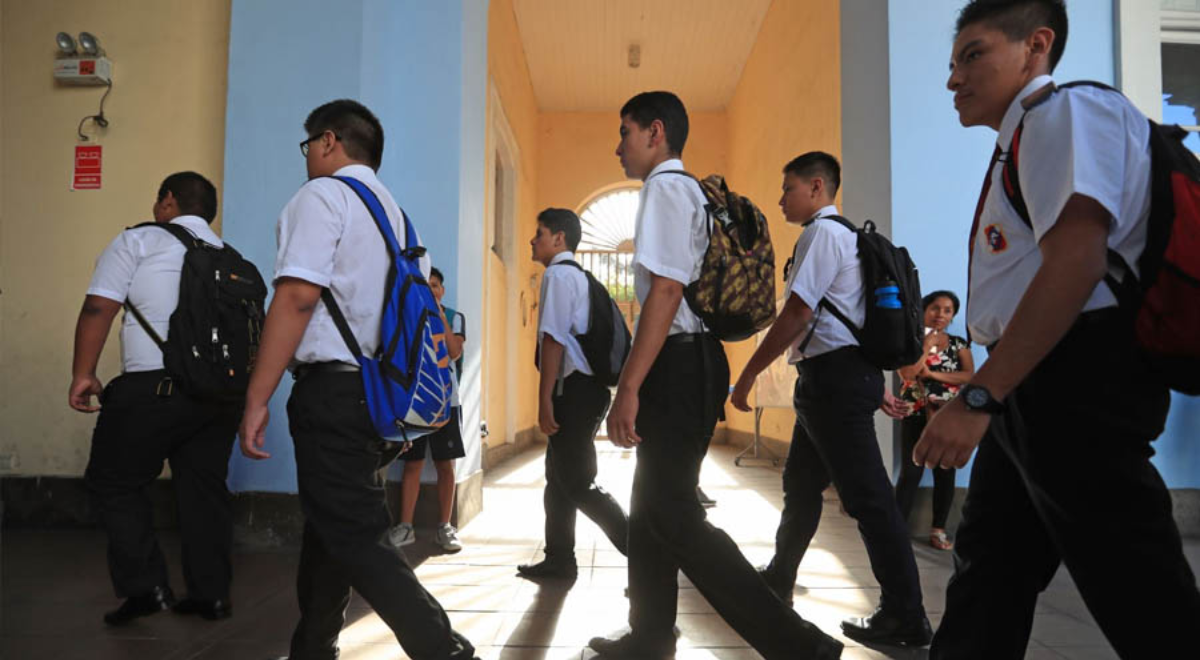 Eles podem negar a admissão de um estudante por não ter esse uniforme 2026? Refere-se aos regulamentos do Minedu.