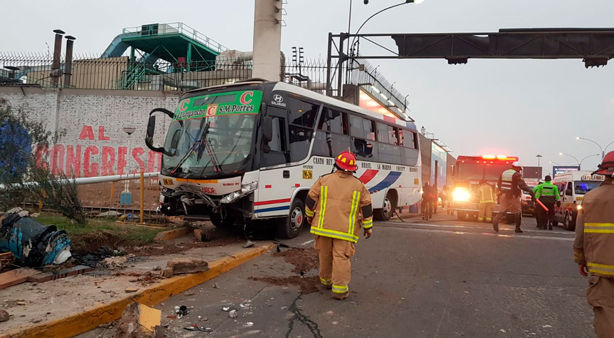 Callao: bus de trasporte público choca contra muero en la avenida ...