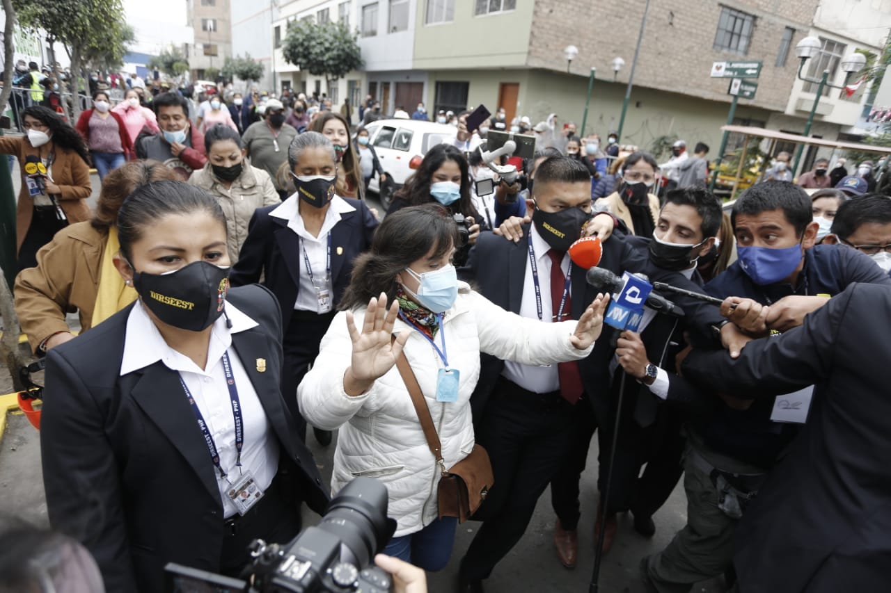 Dina Boluarte fue agredida por simpatizantes de Fuerza ...