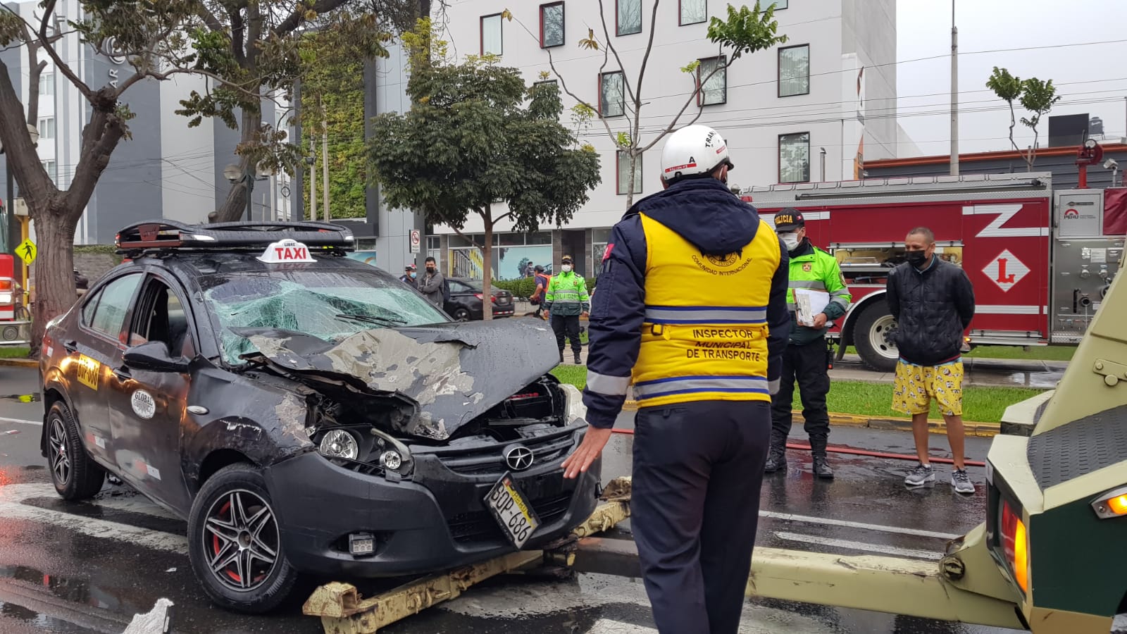 San Isidro Taxi Choca Contra Bus Del Corredor Azul En La Avenida Arequipa Fotos Vídeo El 0286