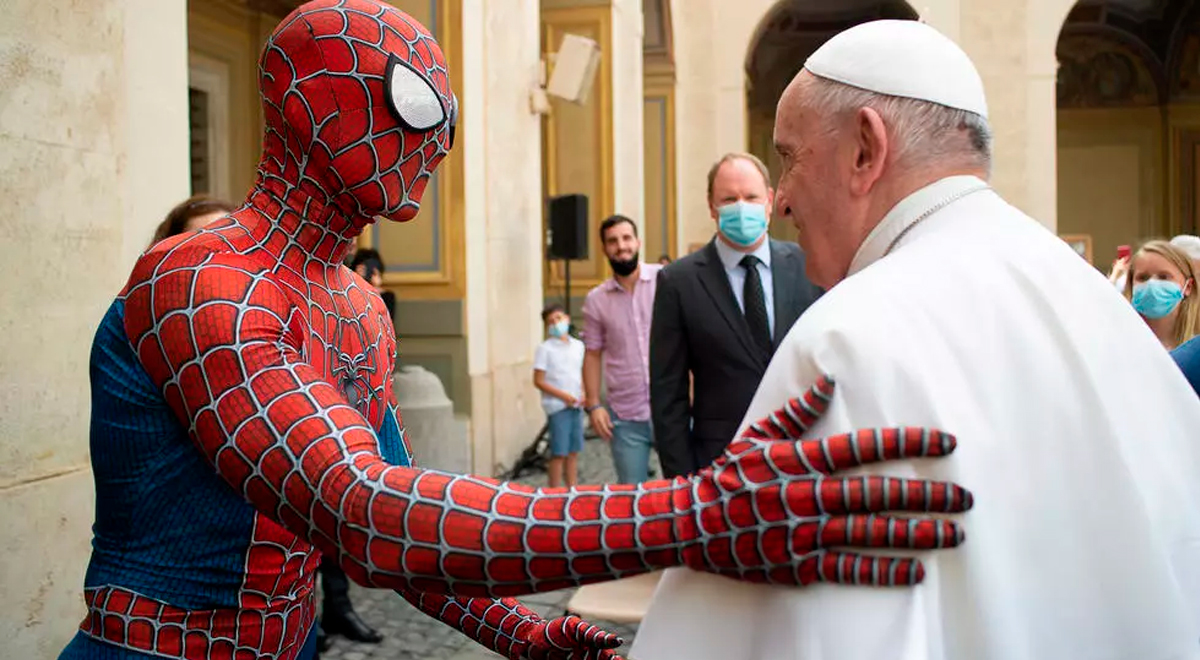 Papa Francisco se encuentra con personaje de Marvel Spiderman en una  audiencia semanal | El Popular