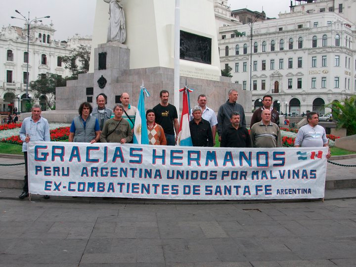 Perú vs Argentina: hinchas peruanos conmueven argentinos con bandera histórica de la Guerra de las Malvinas, video | El Popular