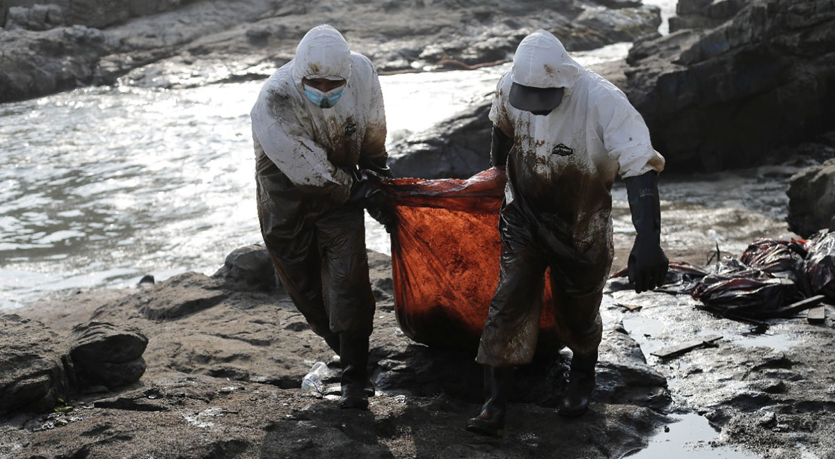 Contaminación por derrame de petróleo causado por Repsol llega hasta playas de Huaral