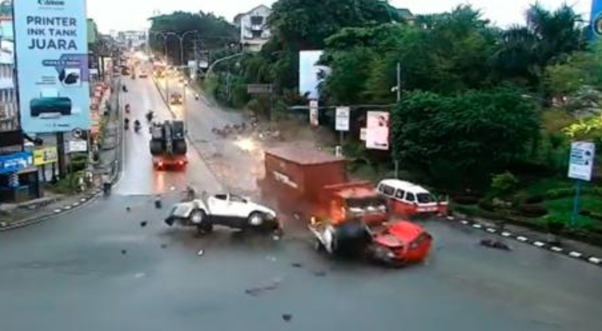 Indonesia: camión sin frenos embiste varios vehículos e insólita escena se viraliza [VIDEO]