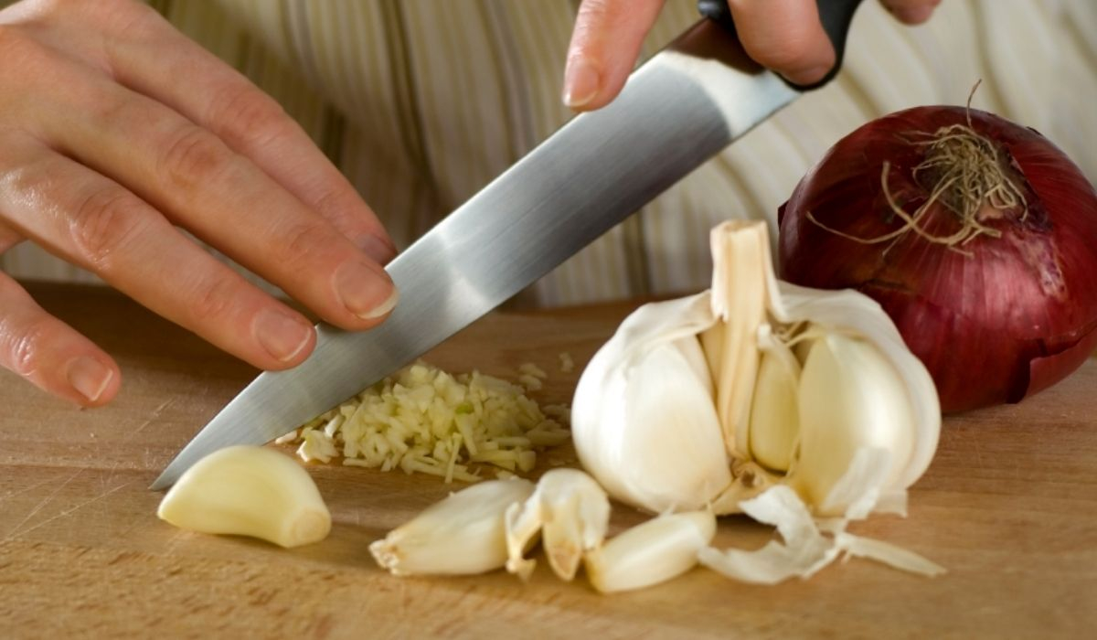 ¿Te huelen las manos después de cortar ajo? Con estos trucos te puedes quitar el olor después de cocinar