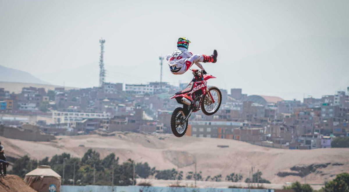 Freestyle motocross en Agua Dulce sigue la exhibición benéfica en Agua