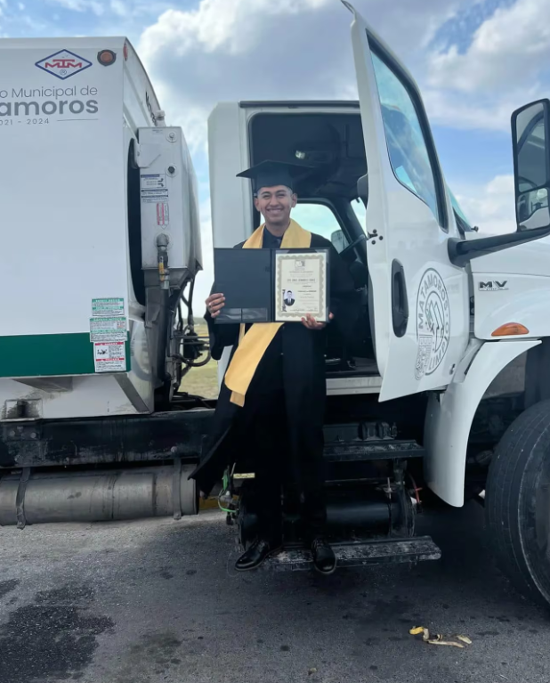 Joven recolector logró graduarse como licenciado en Derecho y lo celebró en camión de basura