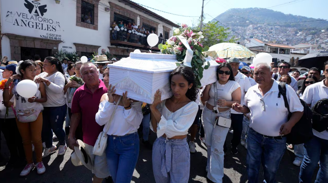 Familiares cargan el ataúd que contiene los restos de una niña llamada Camila, en Taxco, México, el viernes 29 de marzo de 2024.