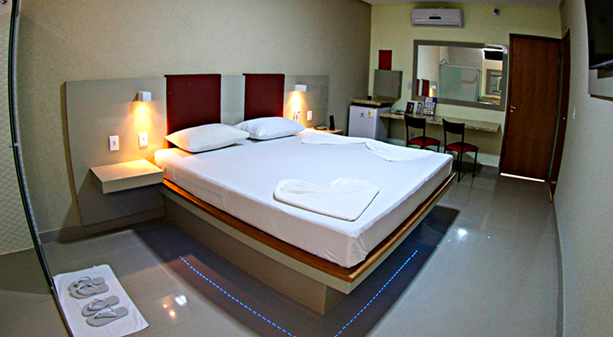 Brasil: Escándalo en hotel: pareja descubre cámara oculta en el enchufe