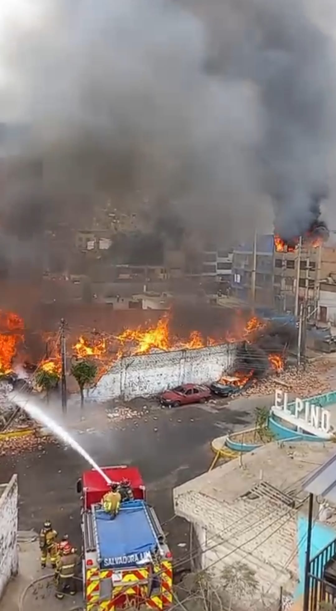 Incendio en La Victoria aún no es controlado por los bomberos.