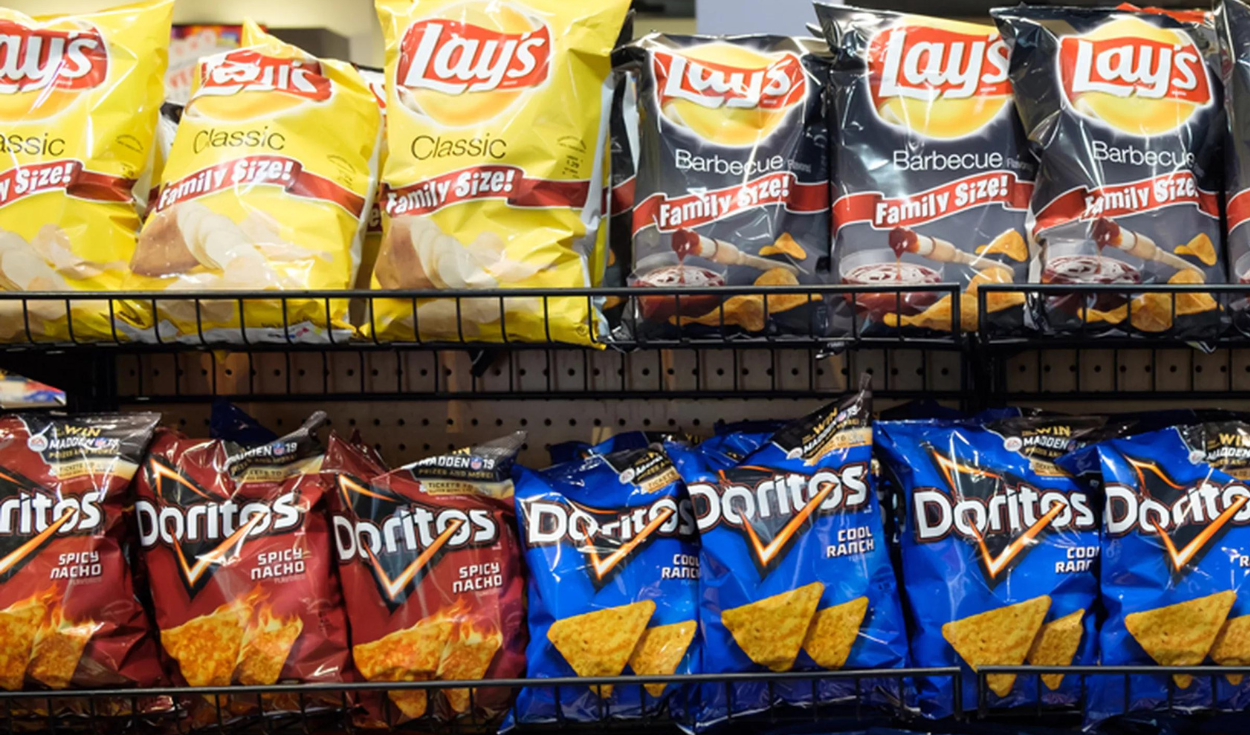 Erro de IA: aluno é algemado na escola após confundir saco de Doritos com arma Erro de IA: aluno é algemado na escola após confundir saco de Doritos com arma