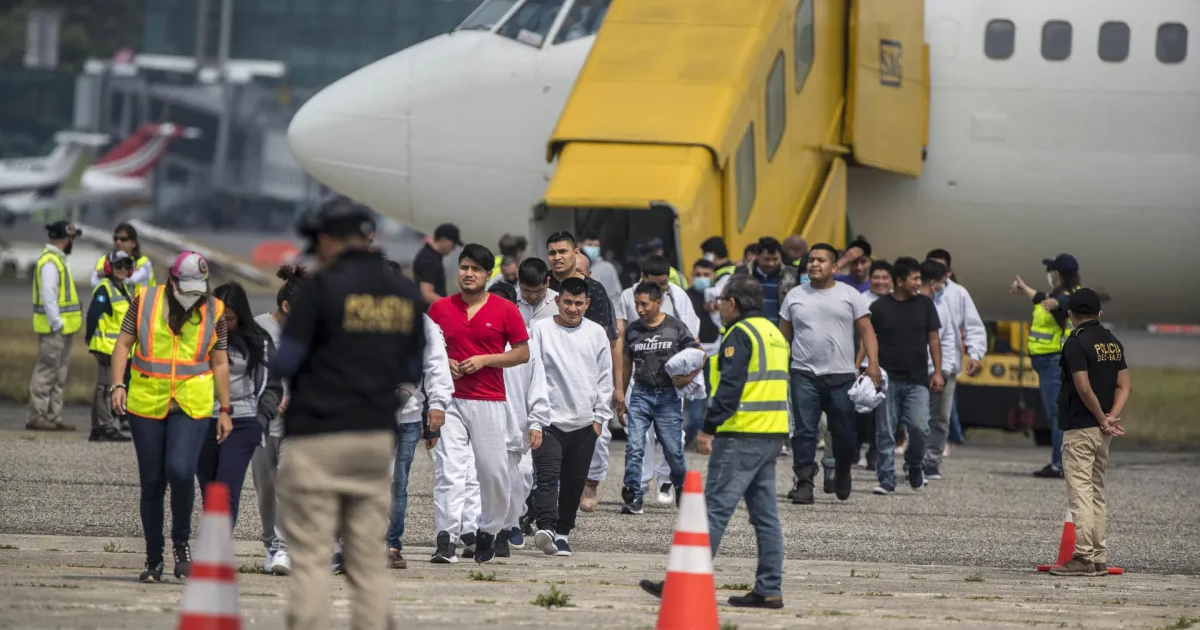 Novo plano de imigração dos EUA: Voo grátis, até US$ 3.000 para autodeportação