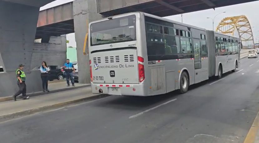 Mulher morre após ônibus do Metropolitano cair de ponte perto da Union Square