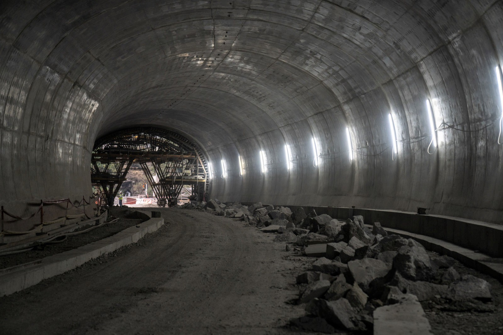 Façanha peruana: O túnel recentemente inaugurado em Puno detém o Recorde Mundial do Guinness por passar água a 70 graus Celsius.