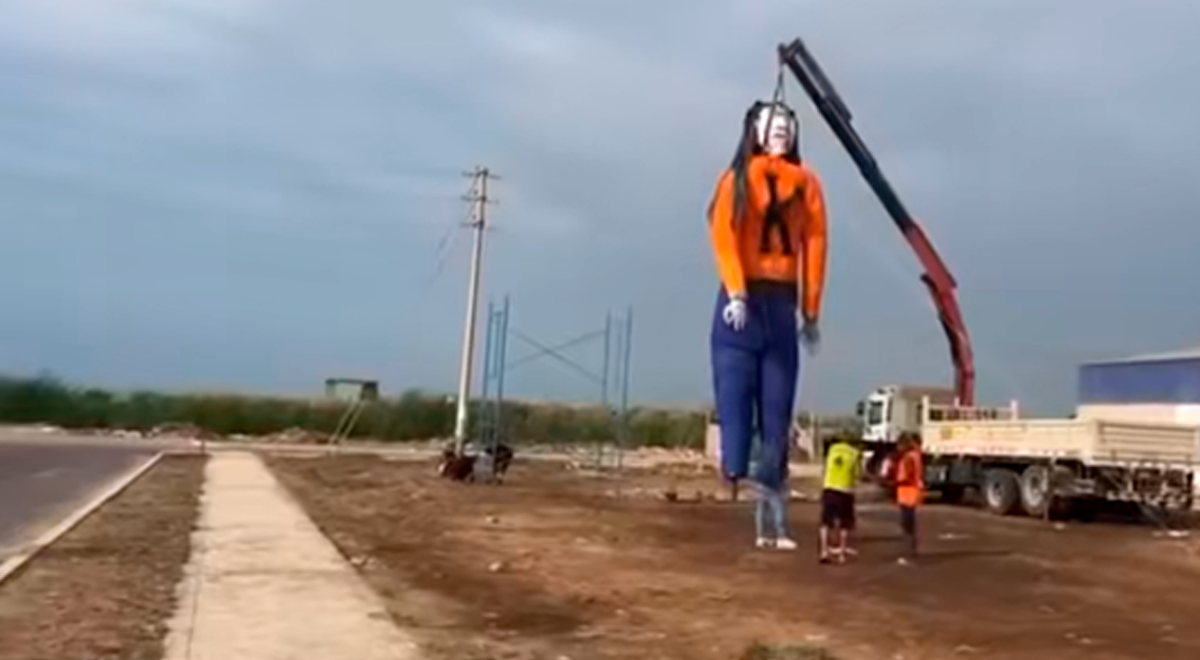 Cidadãos montam boneca gigante Keiko Fujimori para o Ano Novo: mede 10 metros e é carregada por um guindaste