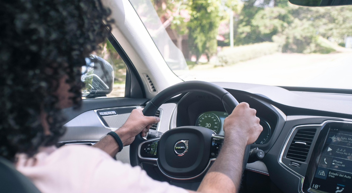 Nova medida oficial: Usar celular em semáforos e estradas passa a ser multado