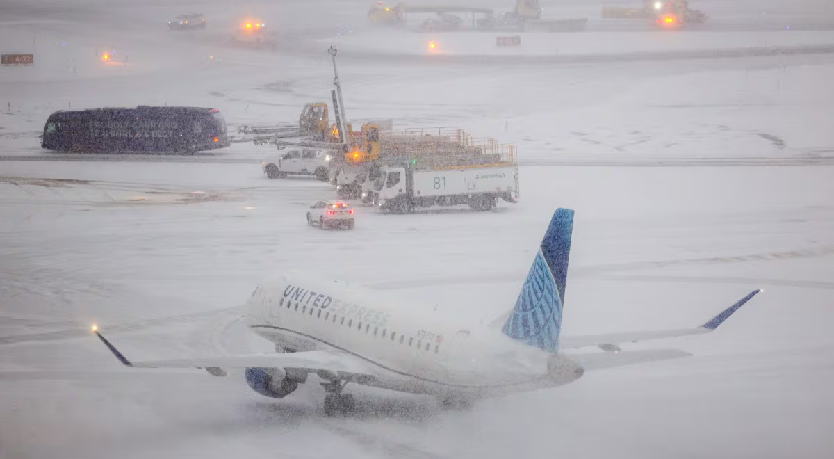 Caos nos aeroportos dos EUA: onda de frio causa o pior dia de cancelamentos de voos em anos