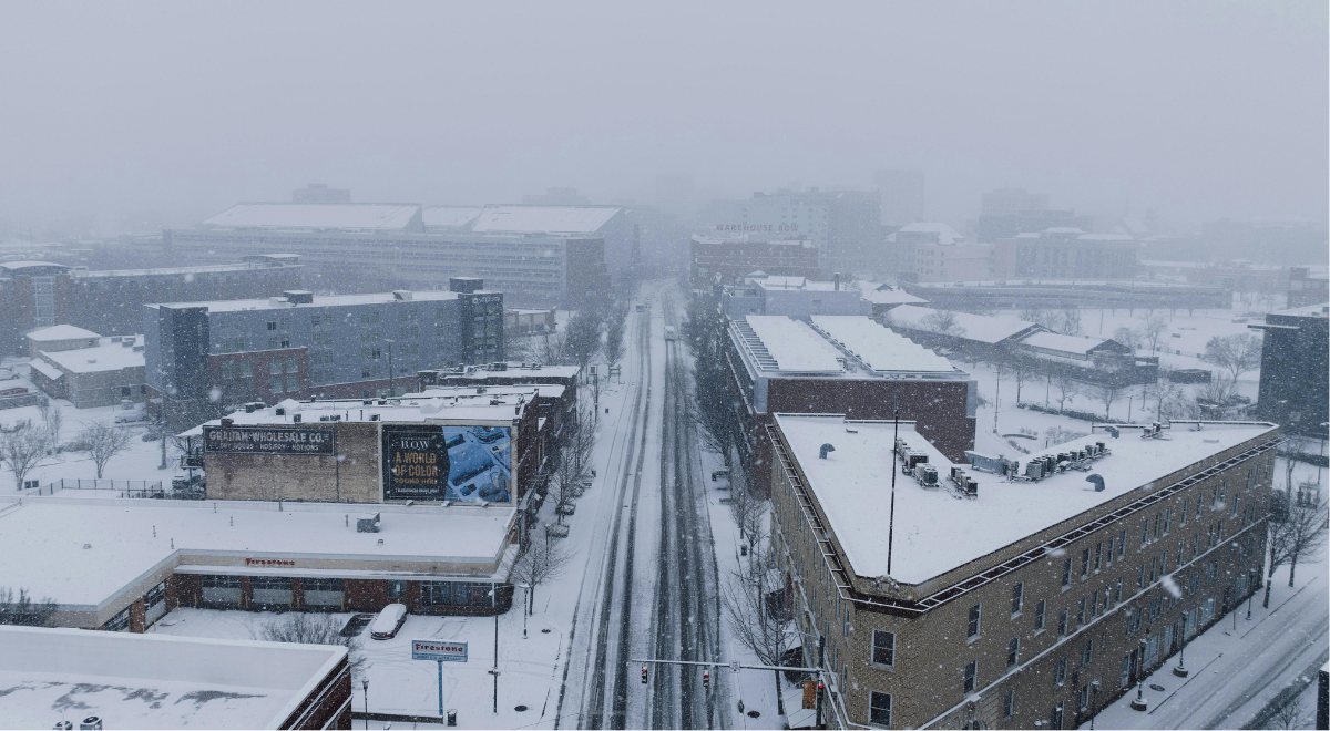 Uma emergência de inverno de “maior impacto” se desenvolve e obriga ao confinamento em diversas cidades