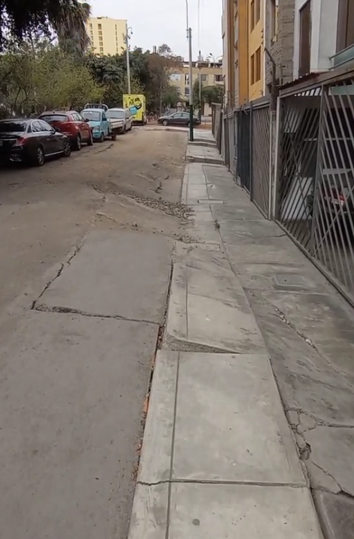 Há mais de 10 anos, este bairro de Lima está afundando: casas abandonadas, parques e terrenos em ruínas.