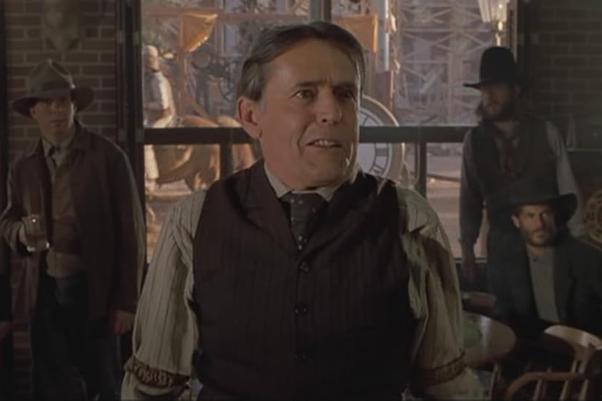 O querido e lembrado ator de ‘De Volta para o Futuro’ morreu após graves complicações durante uma cirurgia na coluna.