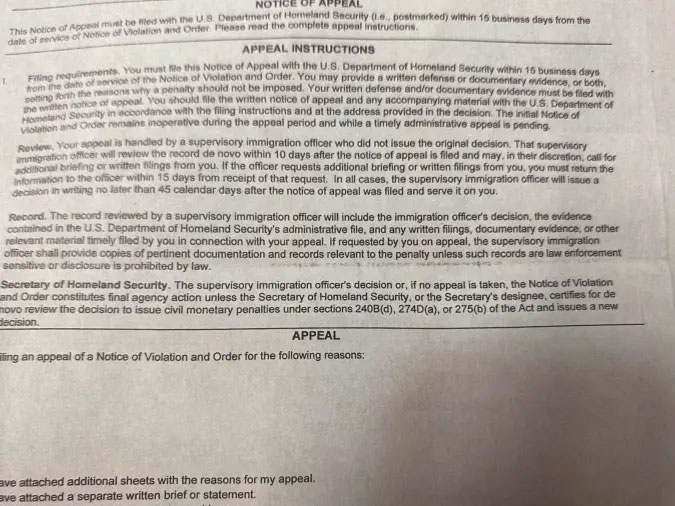 Imigrantes em pânico | Estrangeiros estão denunciando cartas com multas milionárias por não terem sido deportados dos EUA.