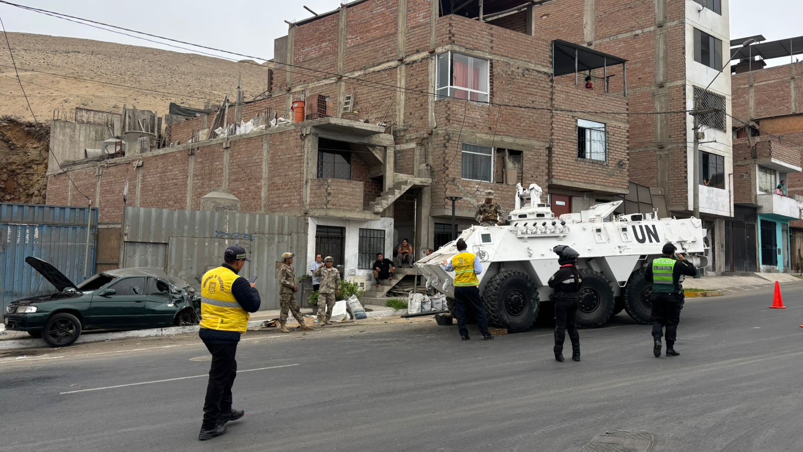 Caos en Chorrillos: vehículo blindado de la ONU embiste autos y derriba postes tras aparatoso despiste.