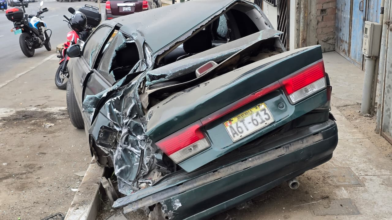 Caos en Chorrillos: vehículo blindado de la ONU embiste autos y derriba postes tras aparatoso despiste.
