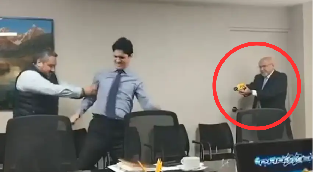 Le maire de Surco, Carlos Bruce, suscite la polémique après une vidéo de lui utilisant un pistolet électrique contre son conseiller : “C’était une simulation”