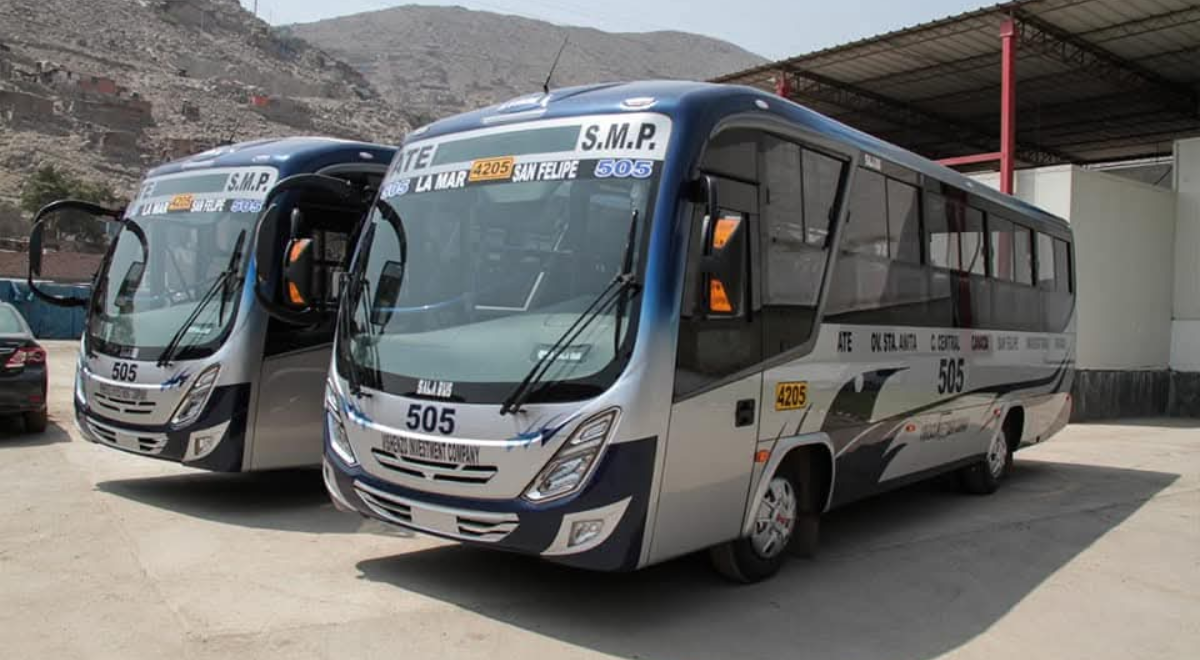 Minibus et bus urbain.