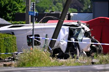 Accident mortel sur une voie ferrée : au moins quatre personnes ont été tuées et de nombreuses autres blessées après la collision d’un train de voyageurs avec un autobus scolaire
