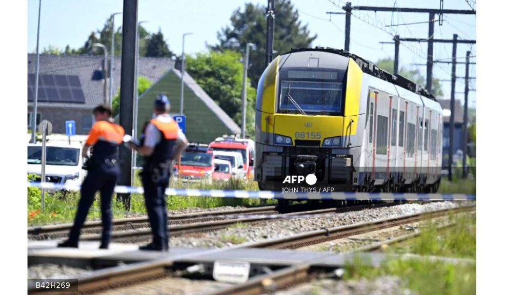 Autoridades belgas investigan las causas del accidente ferroviario que involucró a un minibús escolar. | AFP