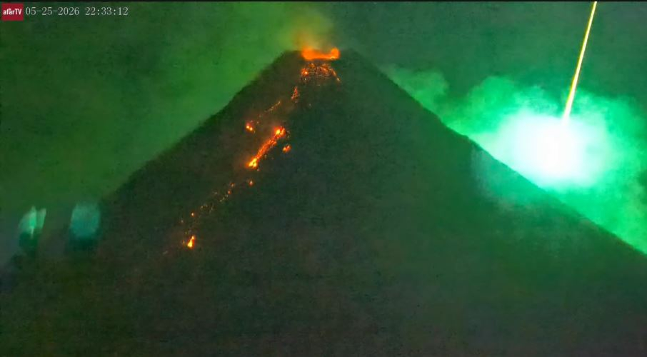 Un météore vert illumine le ciel lors d’une éruption volcanique et surprend le monde : découvrez où il s’est produit