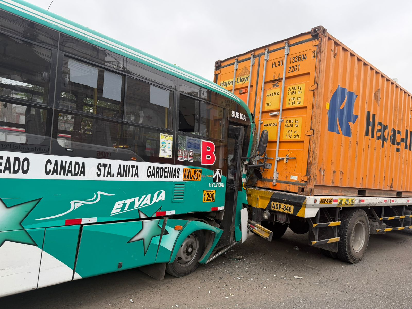 Urgent | Grave accident à La Victoria : 13 blessés lors d’une collision entre un bus avec des passagers et un camion