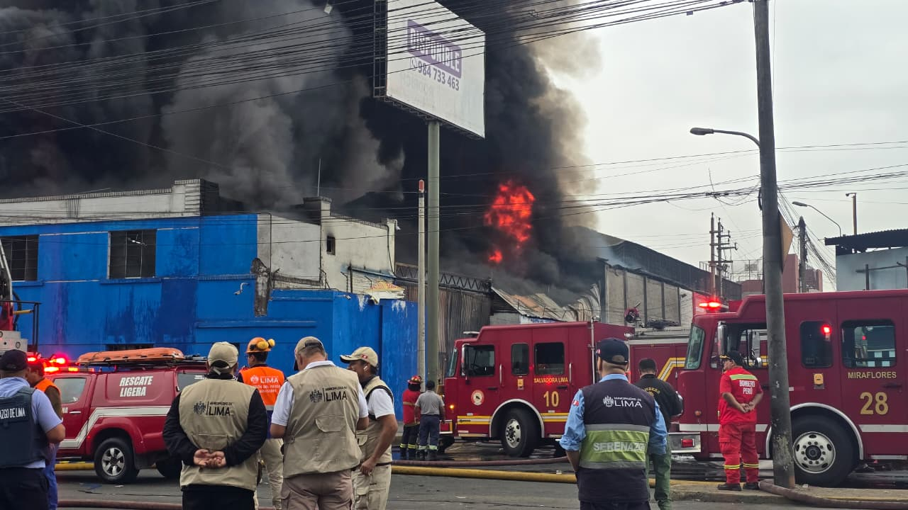 Un incendie au centre de Colonial Avenue sonne l’alarme : le feu menace les maisons et les entreprises à proximité