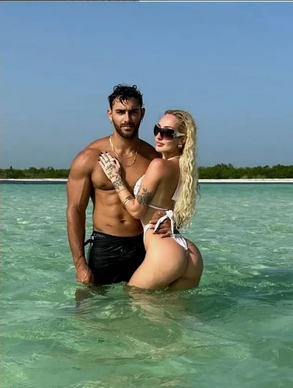 Un scandale a éclaté ! La chanteuse Fran Myra rejette brutalement Austin Palau après l'avoir rejeté et lui donne un sévère avertissement :