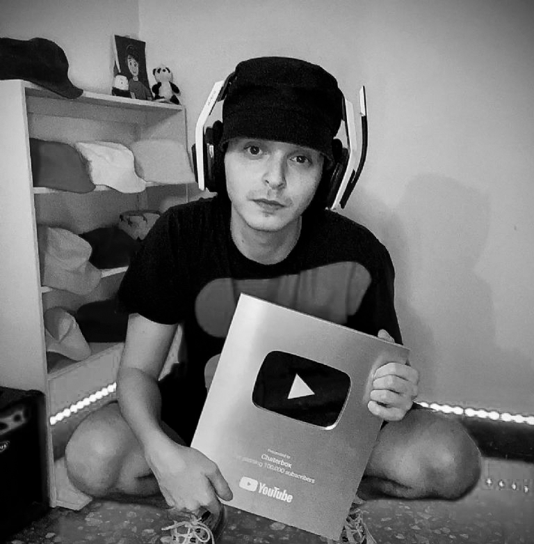 Tragédie qui pleure les réseaux ! Le YouTuber bien-aimé meurt avec son père dans un triple accident dévastateur : sa mère et sa sœur survivent miraculeusement