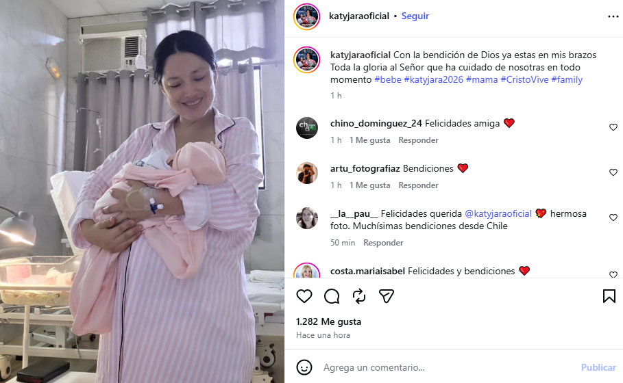 Katy Jara con su bebé recién nacida.  