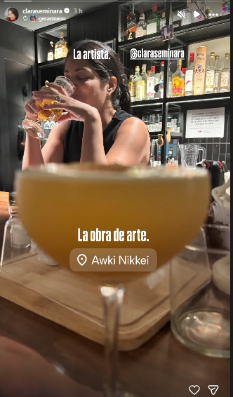 Clara Seminara aparece tomando una bebida en una copa tras el fallecimiento de 'Yuca'. Clara Seminara aparece tomando una bebida en una copa tras el fallecimiento de 'Yuca'.