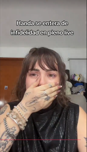 Handa descubrió las pruebas de la infidelidad mientras estaba en un live. Handa descubrió las pruebas de la infidelidad mientras estaba en un live.